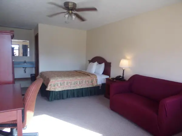 Huggy Bear Motel - Warren
