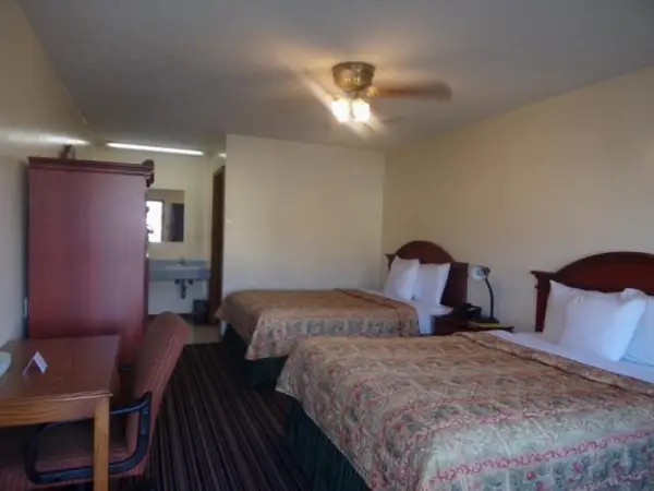 Huggy Bear Motel - Warren 10